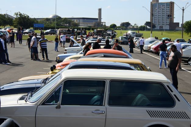 Exposição de carros antigos movimenta estacionamento da Ponte Estaiada -  OitoMeia